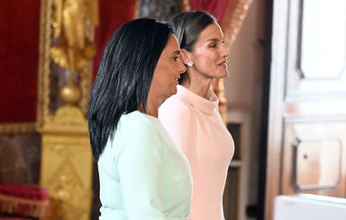 Rainha Letizia e a primeira-dama de Portugal escolheram vestidos de tons pastel para o primeiro encontro oficial