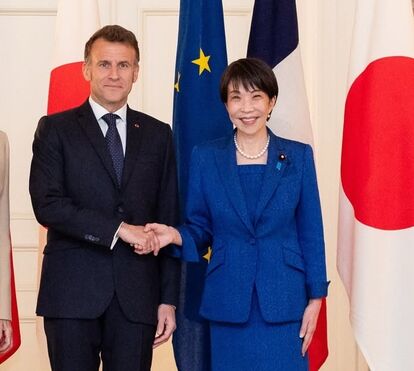 Insólito! O momento em que Emmanuel Macron e Sanae Takaichi se despedem com um gesto de 'Dragon Ball'