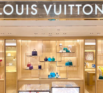 Ativistas invadem loja da Louis Vuitton em Londres em protesto contra o uso de peles no mundo da moda  