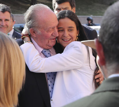 Momento emotivo. O abraço sentido da neta que não abandona Juan Carlos, que está a comover Espanha