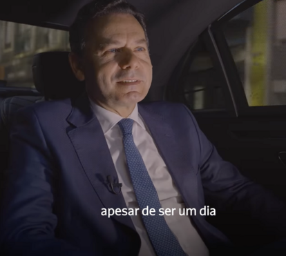 Não se esqueceu de nada? Luís Montenegro mostra-se a andar de carro sem cinto de segurança