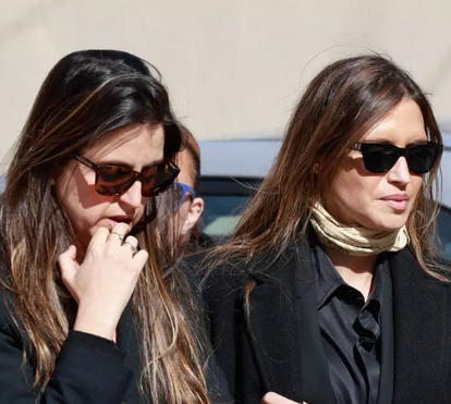 O misterioso pai de Sara Carbonero (que foi condenado por burla e que tem estado 'desaparecido') reapareceu no funeral da mãe da jornalista