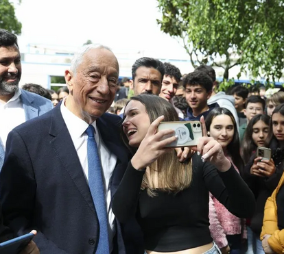 O eterno 'Presidente dos Afetos'! Marcelo Rebelo de Sousa regressa para o meio do povo e distribui abraços e autógrafos