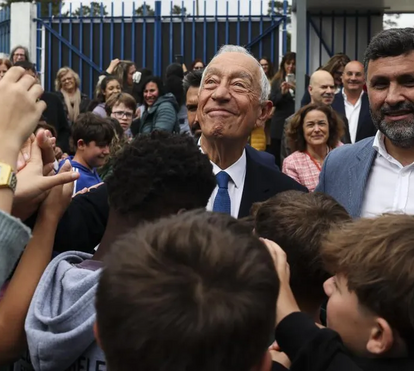 Marcelo Rebelo de Sousa recebido como uma estrela por centenas de jovens em Águeda