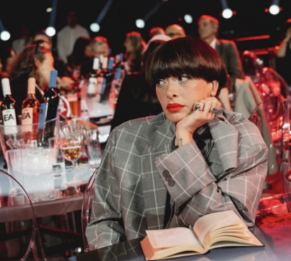 Será que vai devolver a roupa? Marisa Liz apresenta-se num evento público com alarme ainda preso ao casaco