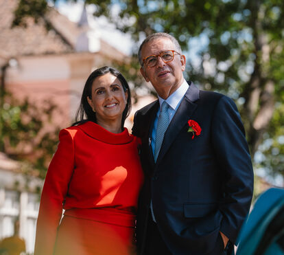 Um vestido da cor dos cravos! Primeira-dama volta a apostar na elegância requintada  