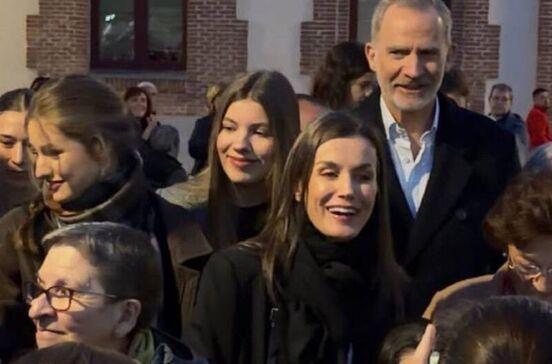 Letizia reúne-se com as filhas e o Rei Felipe para a Páscoa.
