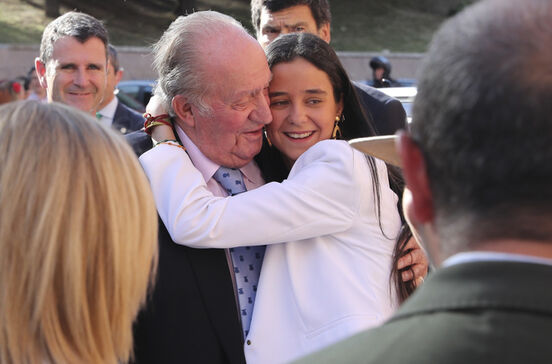 Juan Carlos recebe abraço de uma neta durante visita em Espanha.
