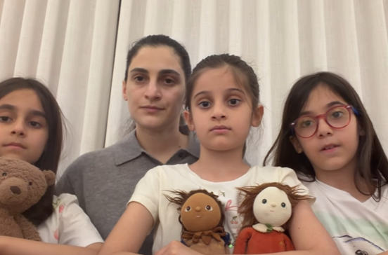 Zeynab Javadli com as três filhas