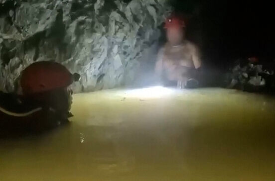 O momento em que mineiro é encontrado vivo após estar preso em mina inundada no México durante duas semanas