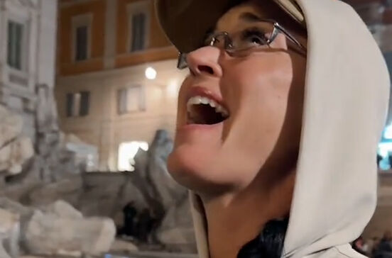 Adeus moedas! Katy Perry surpreende ao usar cartão de crédito na fonte mais famosa de Roma 