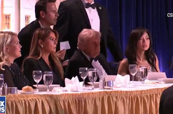 O momento em que Trump é retirado à pressa por agentes após atirador abrir fogo