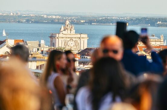 Rooftop do Hotel Mundial reabre com vista para Lisboa e ambiente de descontração