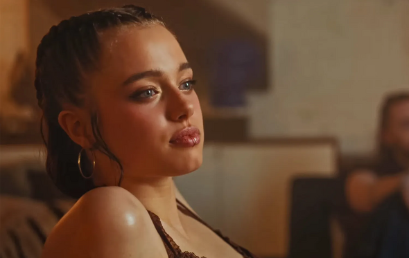 Filha de Angelina Jolie surge em videoclipe e semelhanças com a mãe são evidentes