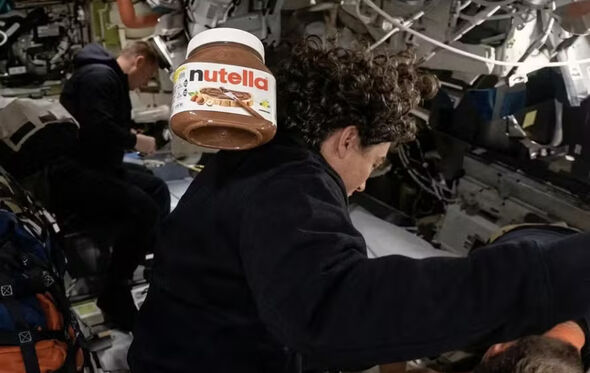 Astronauta com embalagem de Nutella durante missão espacial