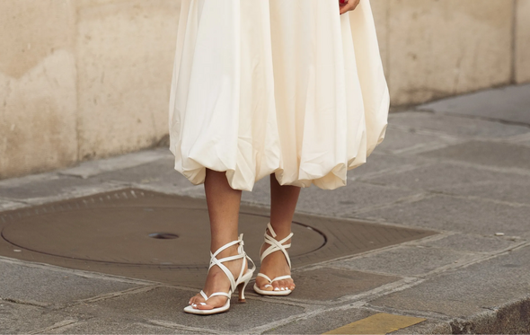 Um guarda-roupa preparado para o calor com padrões e cores vibrantes