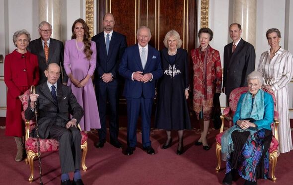 Família real reunida em Buckingham para retrato oficial