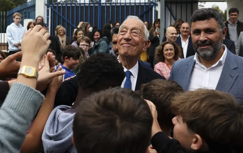 Marcelo Rebelo de Sousa recebido como uma estrela por centenas de jovens em Águeda