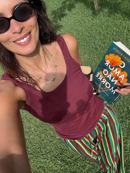 Maria Cerqueira Gomes relaxa na Bahia, Brasil, com o livro "Uma Onda no Mar"