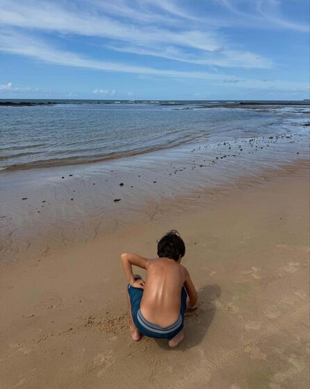 Maria Cerqueira Gomes e o filho desfrutam da Bahia no calor da Páscoa