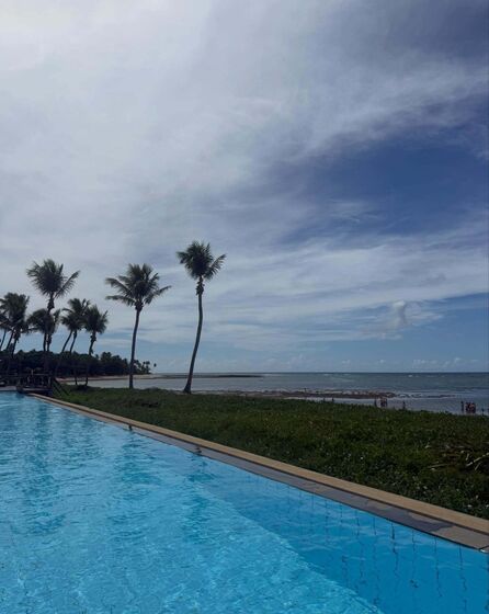 Maria Cerqueira Gomes passa férias da Páscoa com o filho na Bahia, Brasil.

