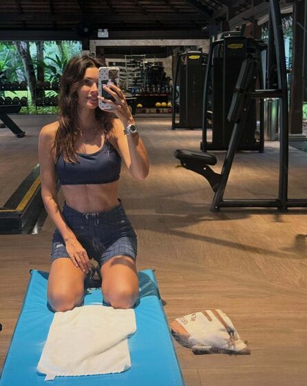 Maria Cerqueira Gomes relaxa na Bahia, Brasil, durante as férias da Páscoa com o filho.
