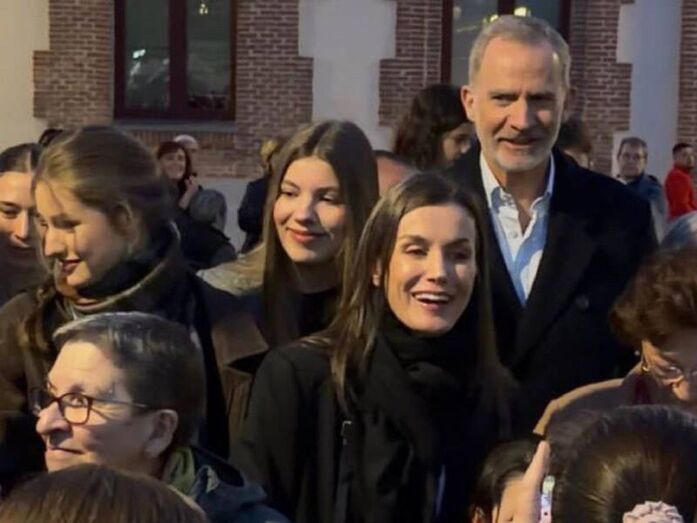 Letizia reúne-se com as filhas e o Rei Felipe para a Páscoa.

