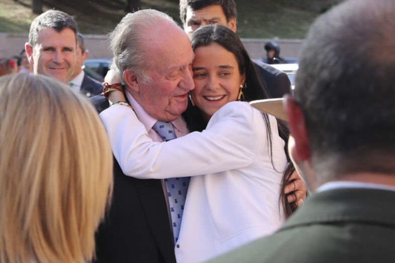Juan Carlos recebe abraço de uma neta durante visita em Espanha.
