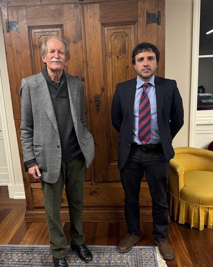 Dom Duarte Pio, Duque de Bragança, surge ao lado de um homem em foto recente