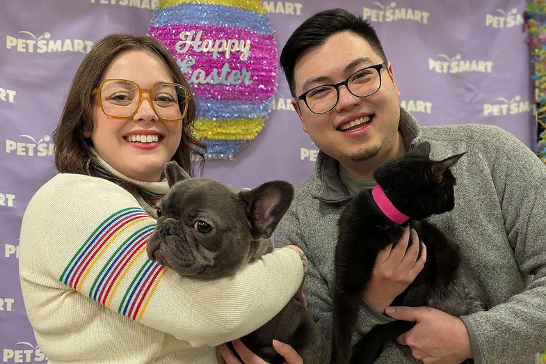 O 'match' perfeito! Cadela e gata com 3 patas tornam-se melhores amigas e são adotadas juntas