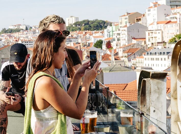 Lisboa acolhe visitantes numa esplanada com vista sobre a cidade e boa companhia