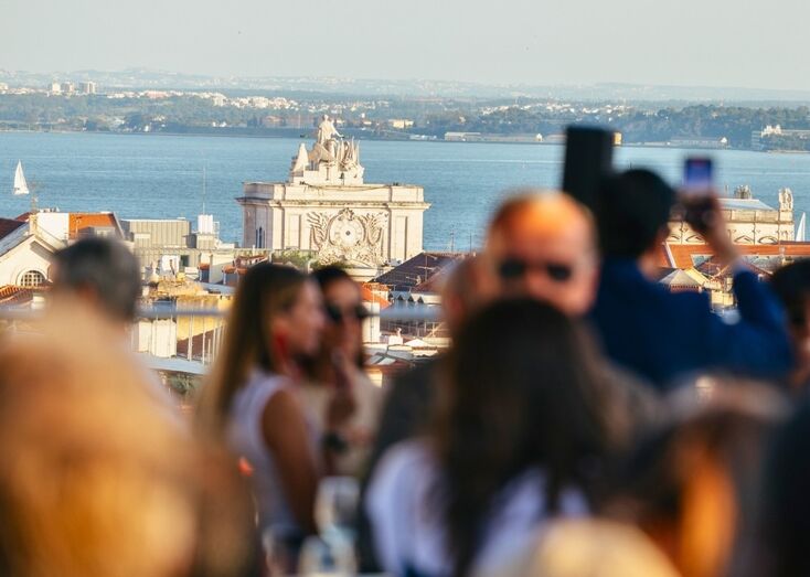 Rooftop do Hotel Mundial reabre com vista para Lisboa e ambiente de descontração