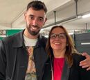 Bruno Fernandes posa ao lado da mãe