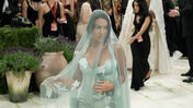 Georgina deslumbra na Met Gala com tributo a Fátima.
