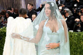 Georgina Rodriguez deslumbra no Met Gala com vestido e véu azul claro