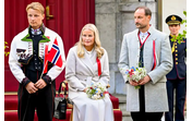 Mette-Marit usa suporte respiratório no Dia Nacional da Noruega.
