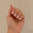 Unhas curtas são o novo luxo discreto: simplicidade domina o mundo da manicure