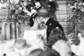 Harry e Meghan celebram enlace com um beijo