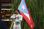 Ativista exibe a bandeira de Porto Rico num evento