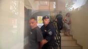 Casal francês sai do Tribunal