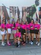 Participantes na Corrida da Mulher da EDP exibem as suas t-shirts
