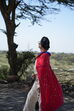 Mulher Maasai com vestes tradicionais e óculos de sol num dia ensolarado no Quénia