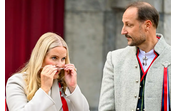 Mette-Marit usa suporte respiratório no Dia Nacional da Noruega