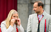 Mette-Marit usa suporte respiratório no Dia Nacional da Noruega