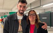 Bruno Fernandes posa ao lado da mãe