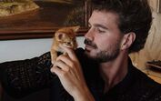 João Santos com Pikachu