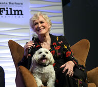 Glenn Close é imortalizada no TCL Chinese Theatre. E o seu amiguinho Pip também 