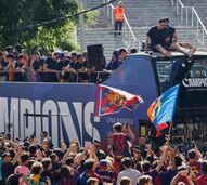 Barcelona pintada de 'blaugrana': milhares invadem as ruas para celebrar o bicampeonato da equipa catalã