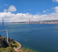 Elevador panorâmico com vista para Lisboa e a Ponte 25 de Abril.
