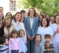Kate Middleton encontra-se com crianças italianas na primeira viagem internacional após doença